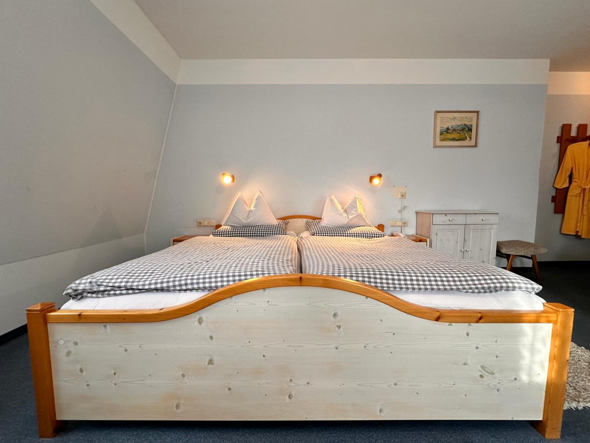 Pension Zum Loewen, Parkplatz, Fruehstueck, Wlan, Zentral บาด ชเตเบิน ภายนอก รูปภาพ